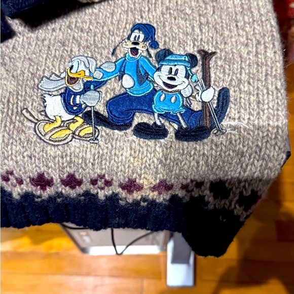 🏔️Rare 1990's Vintage Disney Ski Lodge Cream and Blue V-Neck Sweaters 100% Wool - Picture 3 of 16